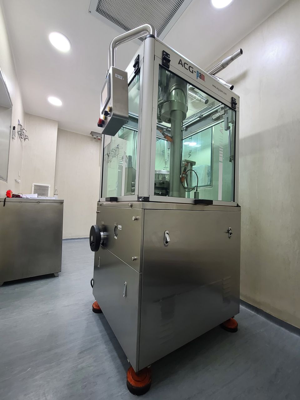 Comprimidora en área de producción. Verificación de la instalación: nivelación, servicios y condiciones del entorno.