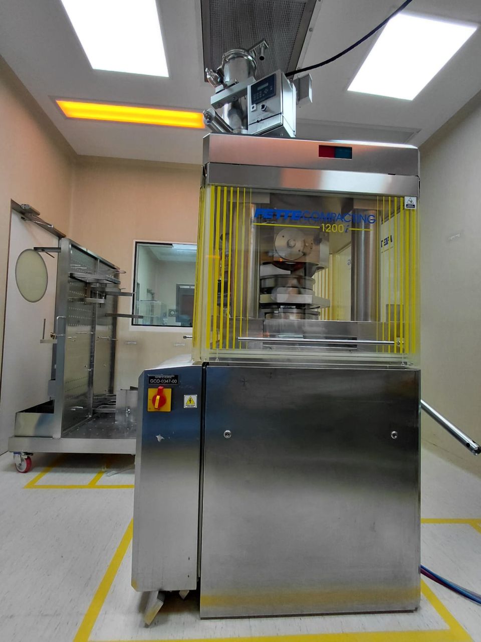Comprimidora rotativa. Equipo de compresión en sala limpia, con extracción y demarcación de seguridad.
