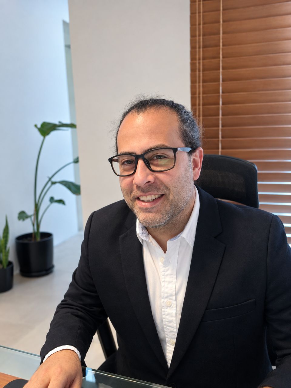 Nicolás Tagliacozzo, Socio Fundador y Director de Proyectos de QUMAT, en su oficina