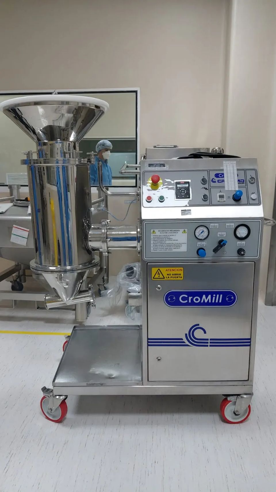 Molino calibrador. Equipo de reducción de tamaño en acero inoxidable, montado sobre carro móvil.
