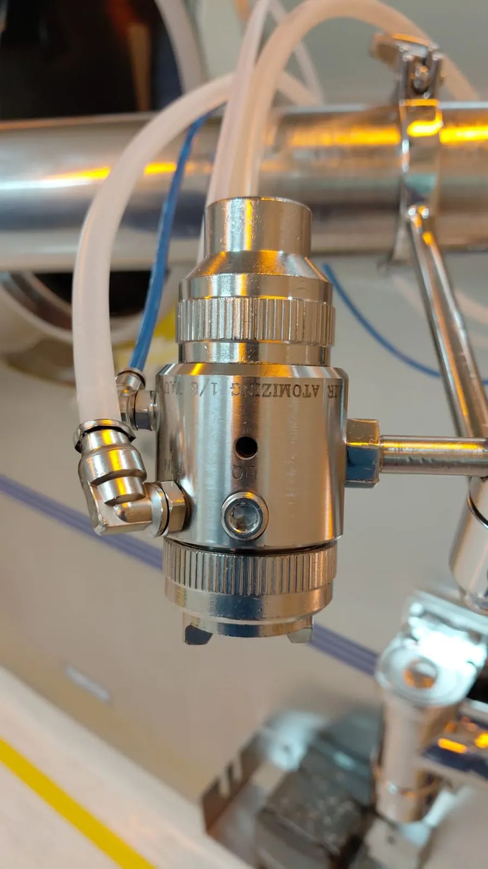 Sistema de atomización. Detalle de la pistola de aspersión, un componente crítico para la uniformidad del recubrimiento.