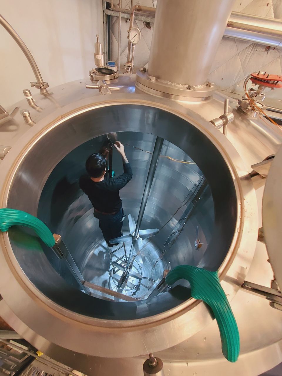 Ingreso por la boca de inspección. Vista cenital del reactor durante la preparación del estudio. La geometría del reactor define la estrategia de distribución de sensores.